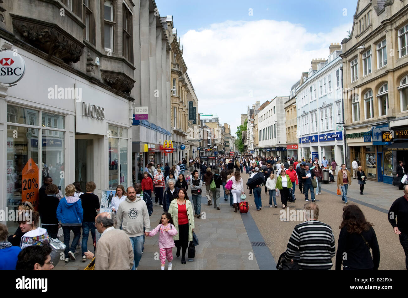 Die geschäftigen Cornmarket Bezirk in Oxford, voll mit jungen Leuten und Shopper, alle Fußgängerzonen einkaufen Stockfoto