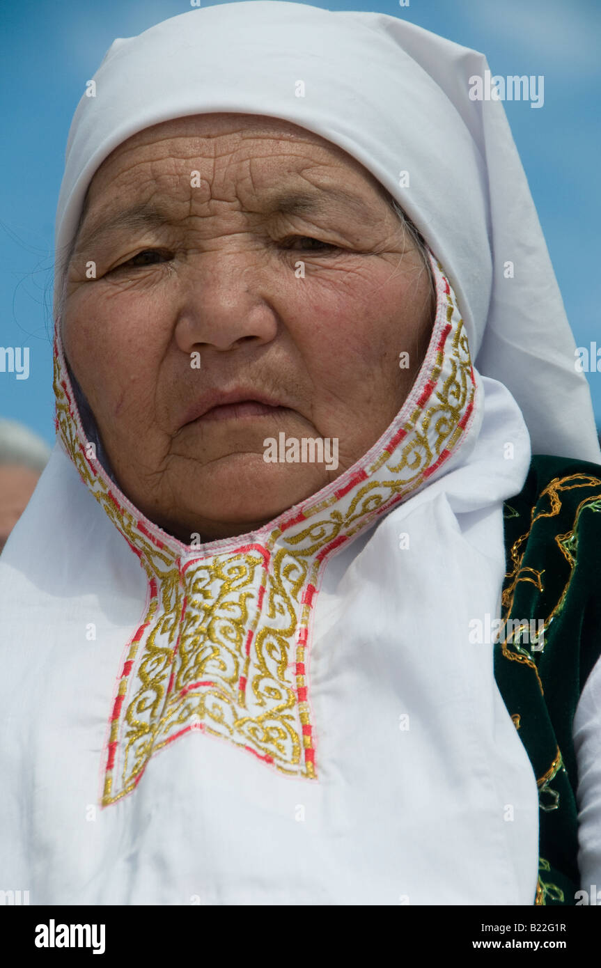 Eine ältere kasachische Frau mit einer traditionellen weißen Kopfbedeckung, bekannt als Kimeshek in Kasachstan Stockfoto