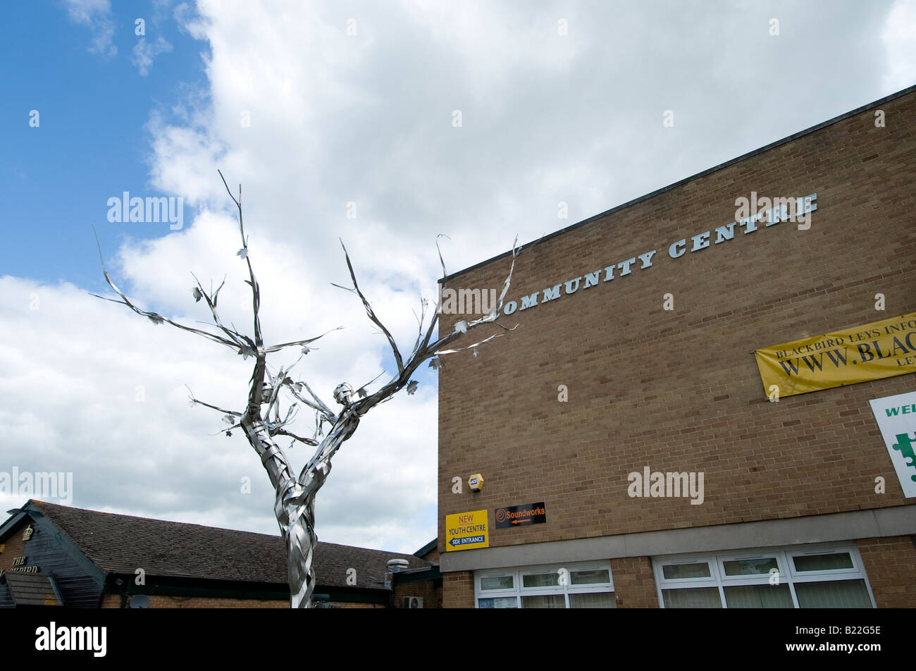 Das Gemeindezentrum in Blackbird Leys am Stadtrand von Oxford mit seiner Stahl-Statue, das Gebiet hat einen eher schlechten Ruf Stockfoto