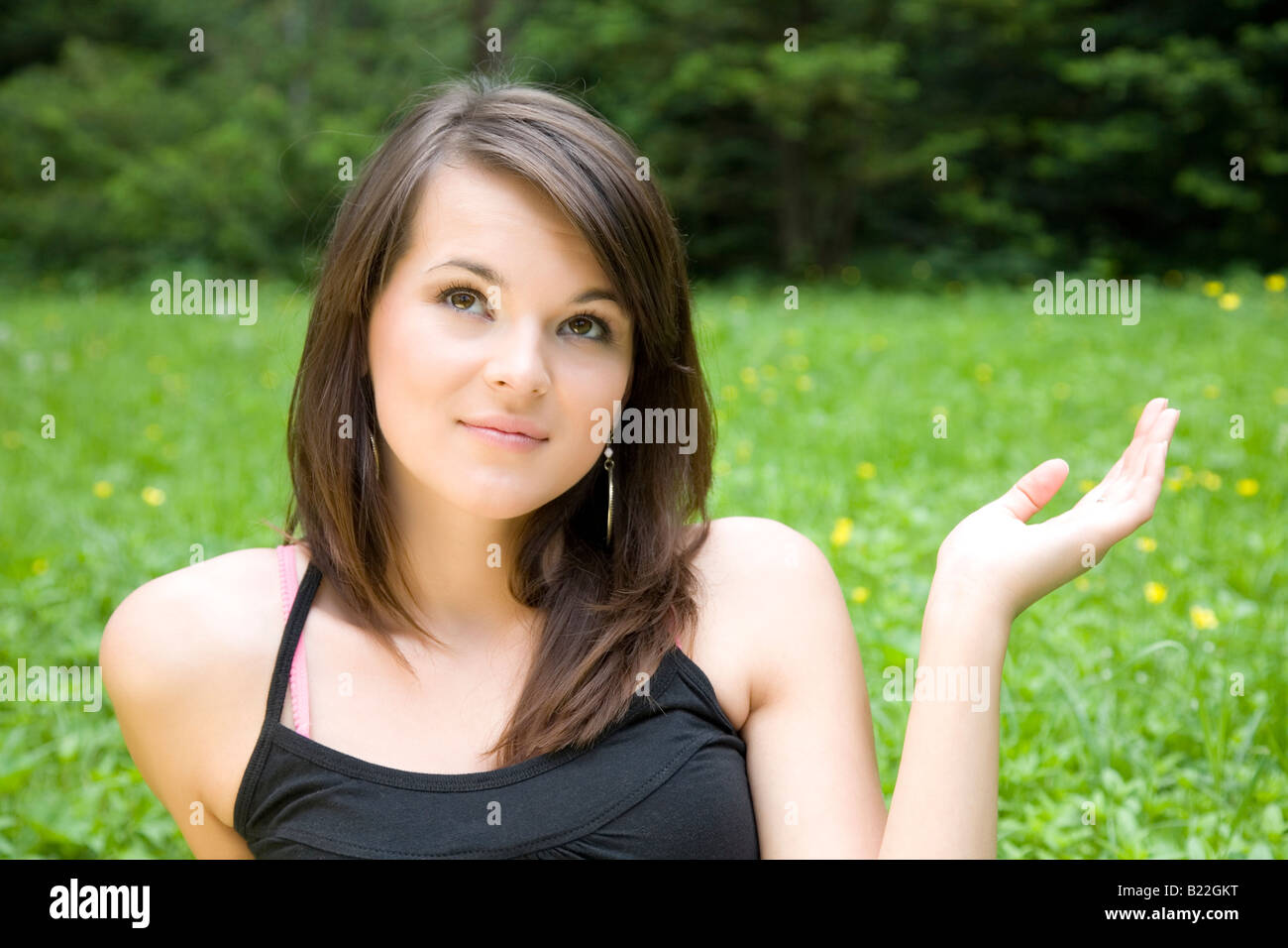 Junge Frau auf dem Hintergrund der Natur überrascht Stockfoto