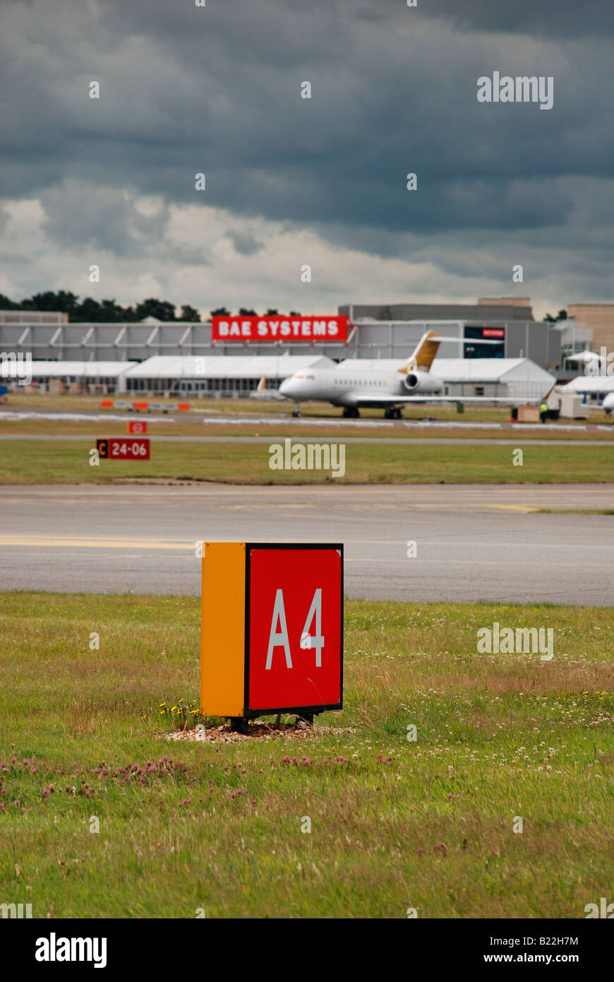 Flugplatz Taxi Weg halten Marker Farnborough Flughafen. A4. Stockfoto
