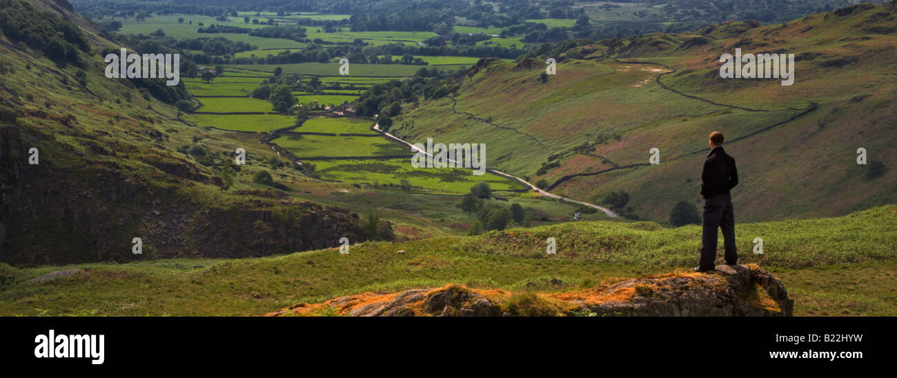 Ein einsamer Wanderer nimmt einen Blick auf die atemberaubende Landschaft Stockfoto