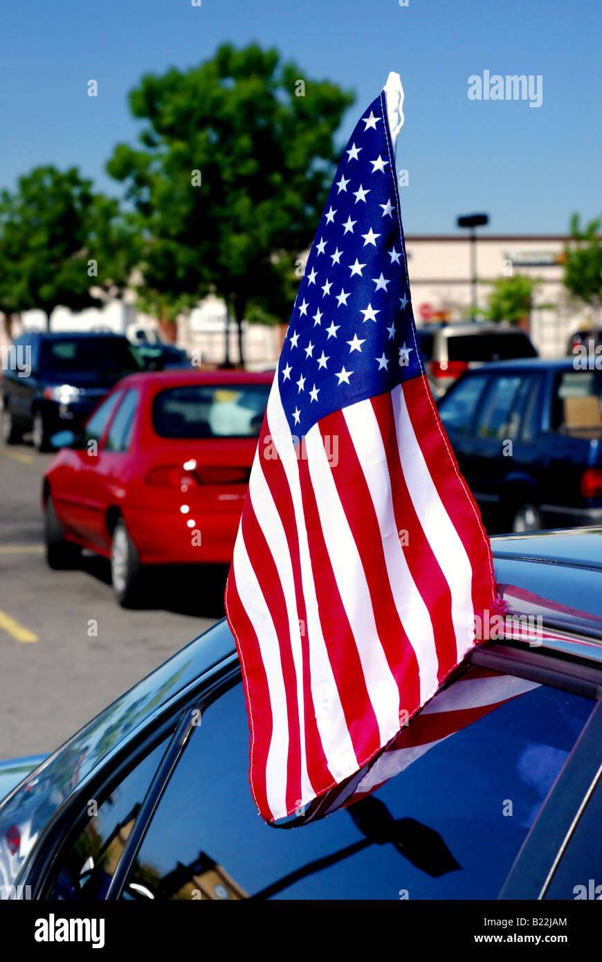 Eine amerikanische Flagge, die in einem Autofenster eingefügt  Stockfotografie - Alamy