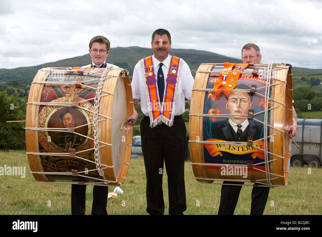 Oranier mit Lambeg Trommeln während der 12. Juli Orangefest-Feierlichkeiten in der Dromara Grafschaft, Nord-Irland Stockfoto
