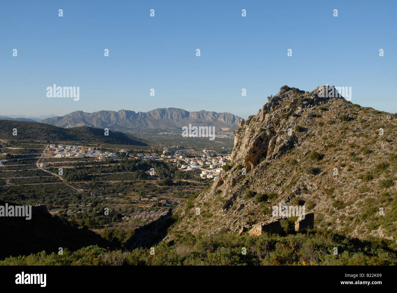 Ruine am Hang & Stadtentwicklung, in der Nähe von Pedreguer, Marina Alta, Provinz Alicante, Comunidad Valenciana, Spanien Stockfoto