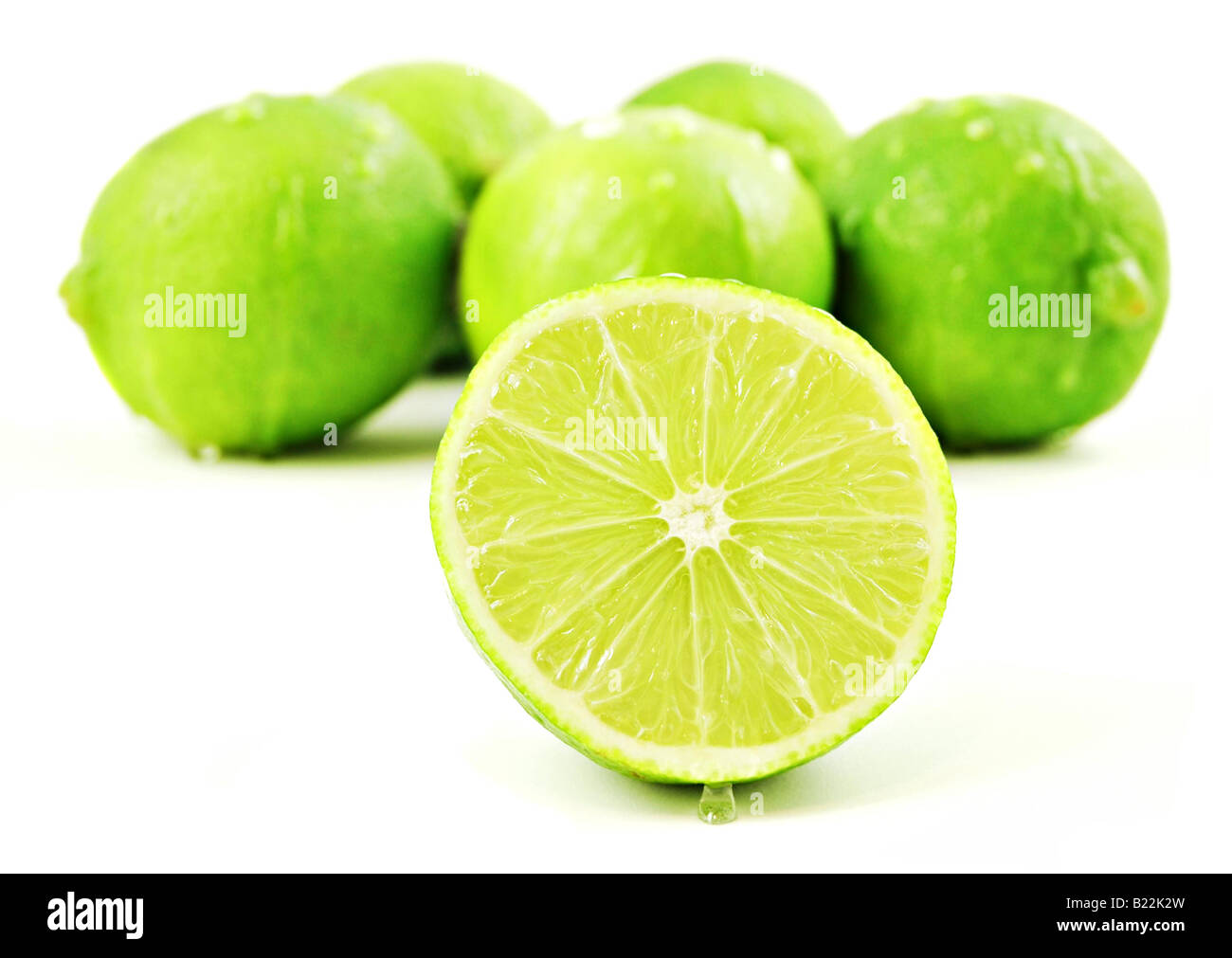 Reihe von frischen Limetten isoliert auf weißem Hintergrund Stockfoto