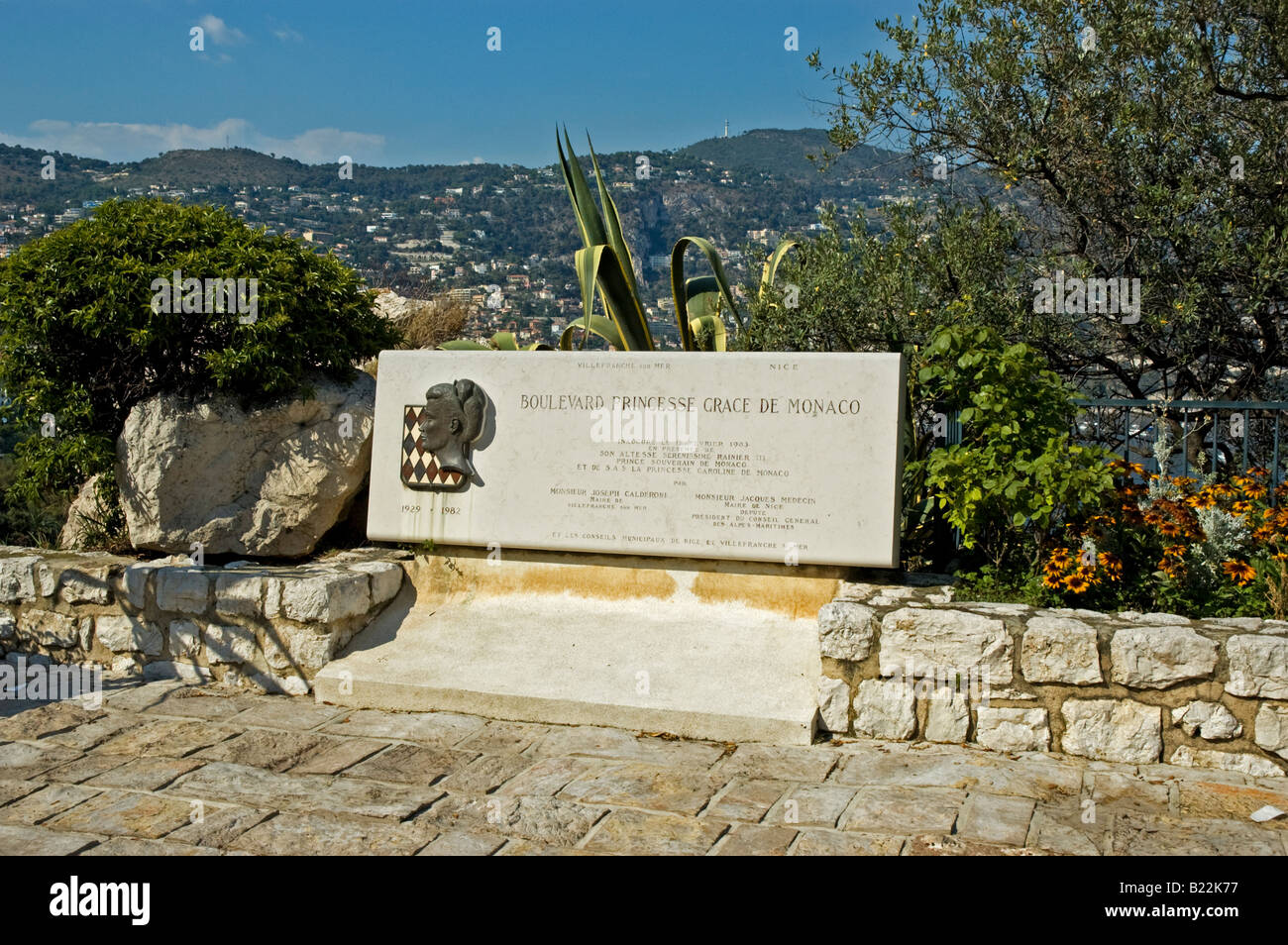 Ein Gedenkstein zur Erinnerung an den Tod von Prinzessin Grace von Monaco mit der Eröffnung der Boulevard Princesse Grace de Monaco Stockfoto