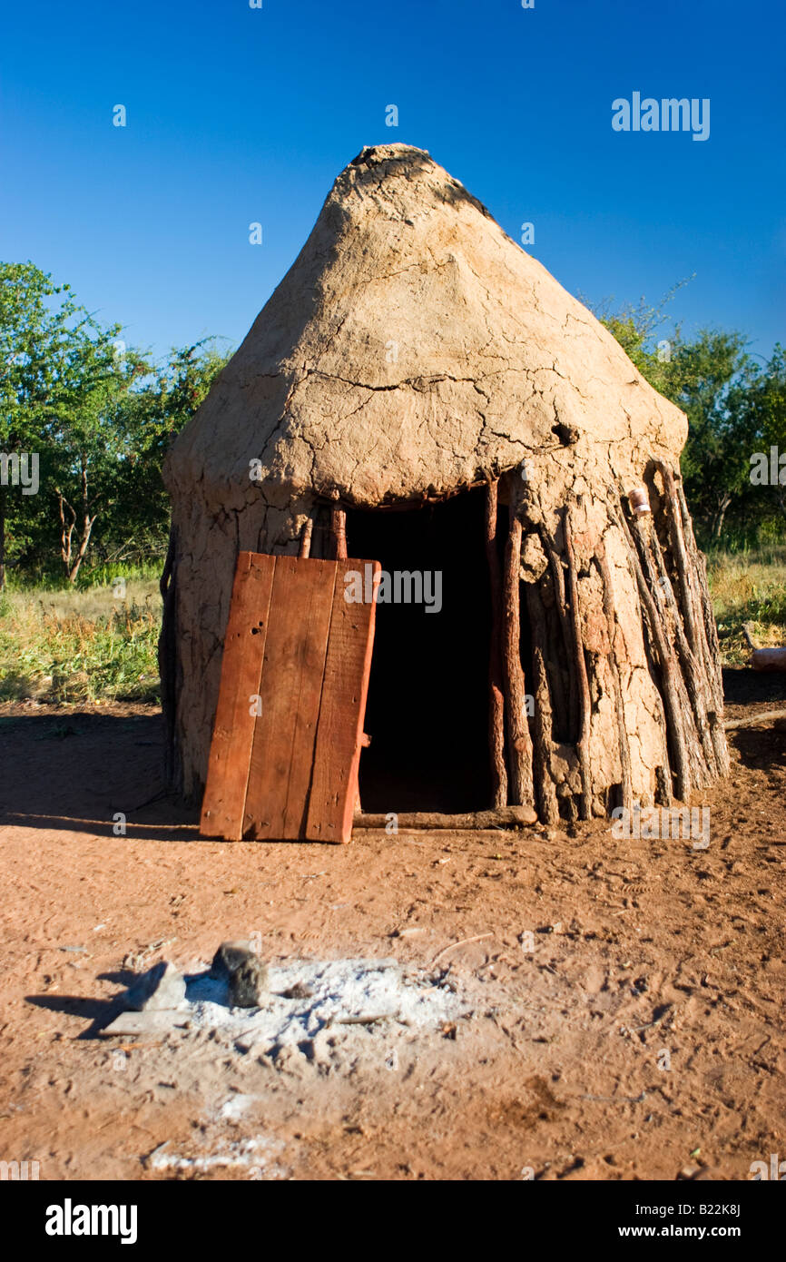 Himba-Hütte in einem kleinen Dorf in Namibia Stockfoto