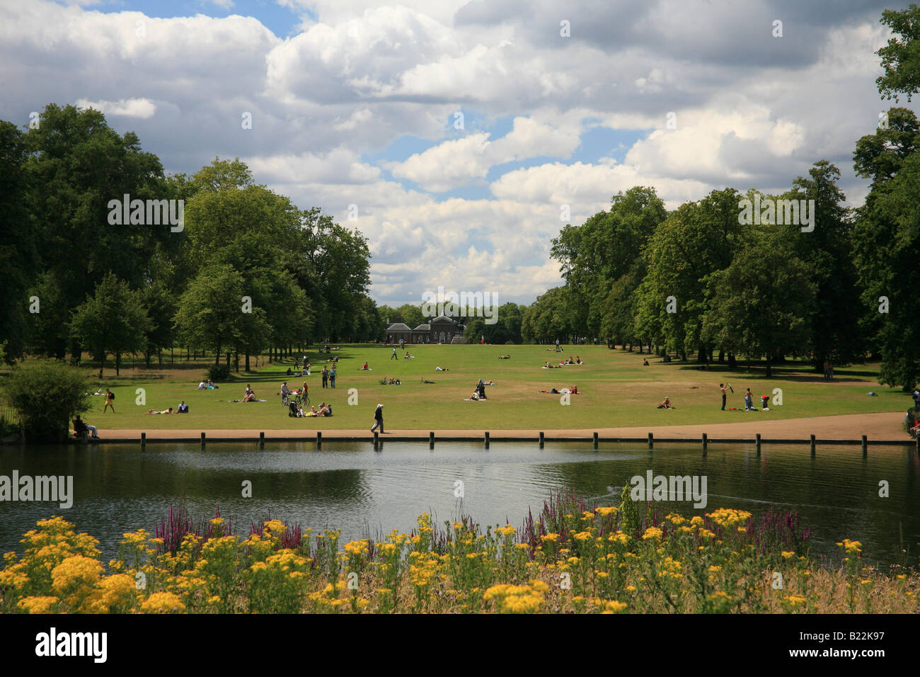 Blick über das lange Wasser Kensington Gardens Stockfoto
