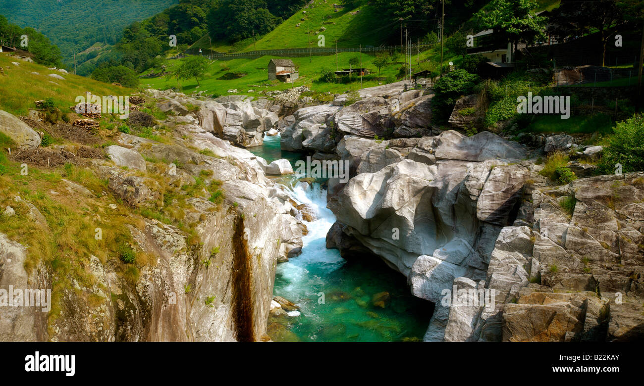 felsigen Alpenvorland Strom in abgelegenen Tal Val Verzasca, in der Nähe von Lavertezzo, Ticino Stockfoto