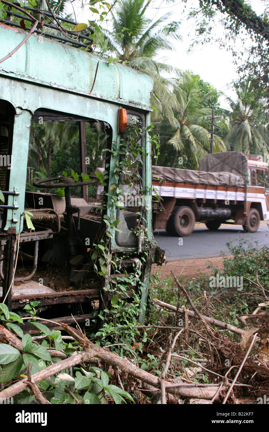 Verwilderten gestrandeten Bus am National Highway in der Nähe von Kollam Kerala Indien Stockfoto