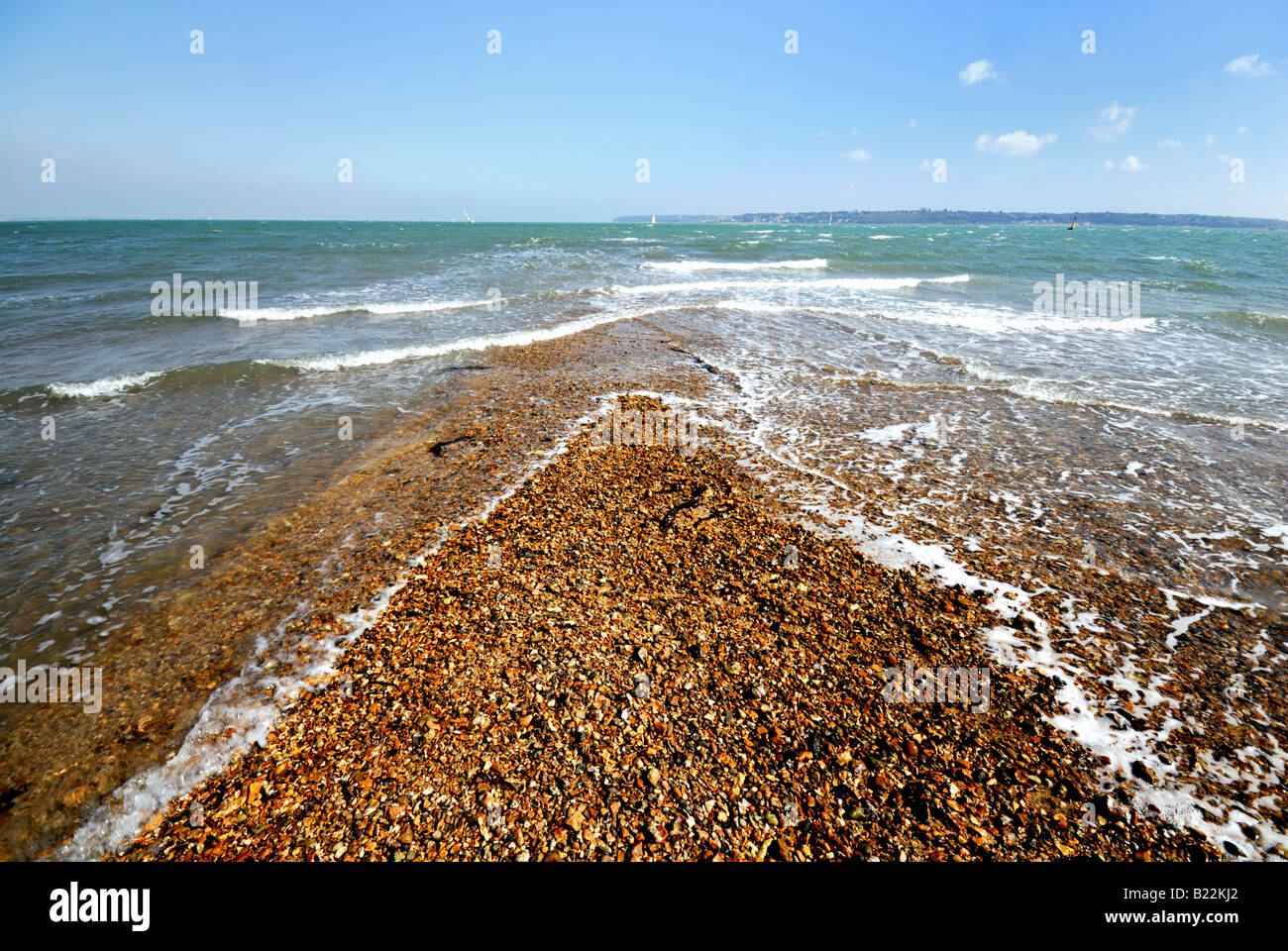 Kiesstrand von Meer, blauer Himmel bei Lepe Hampshire England UK umgeben Stockfoto