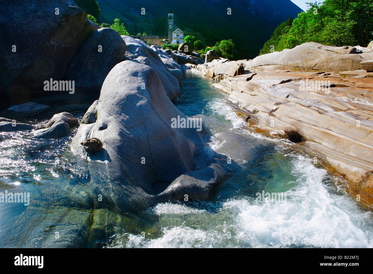 felsigen Alpenvorland Strom in abgelegenen Tal Val Verzasca, in der Nähe von Lavertezzo, Ticino Stockfoto