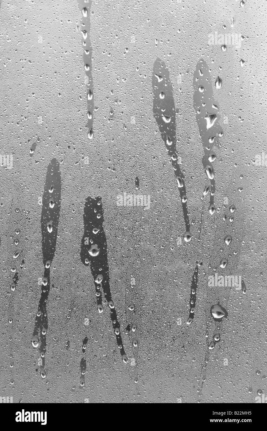 Die Feuchtigkeit und die Regentropfen auf ein Fenster an einem regnerischen Tag sammeln. Stockfoto