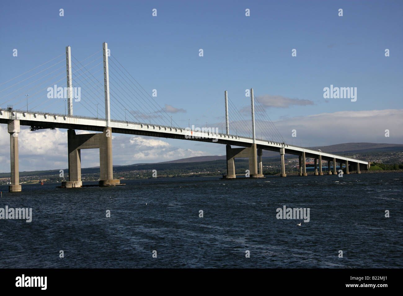 Stadt von Inverness, Schottland. Die Kessock Brücke trägt die A9 Trunk Road über die Beauly Firth. Stockfoto