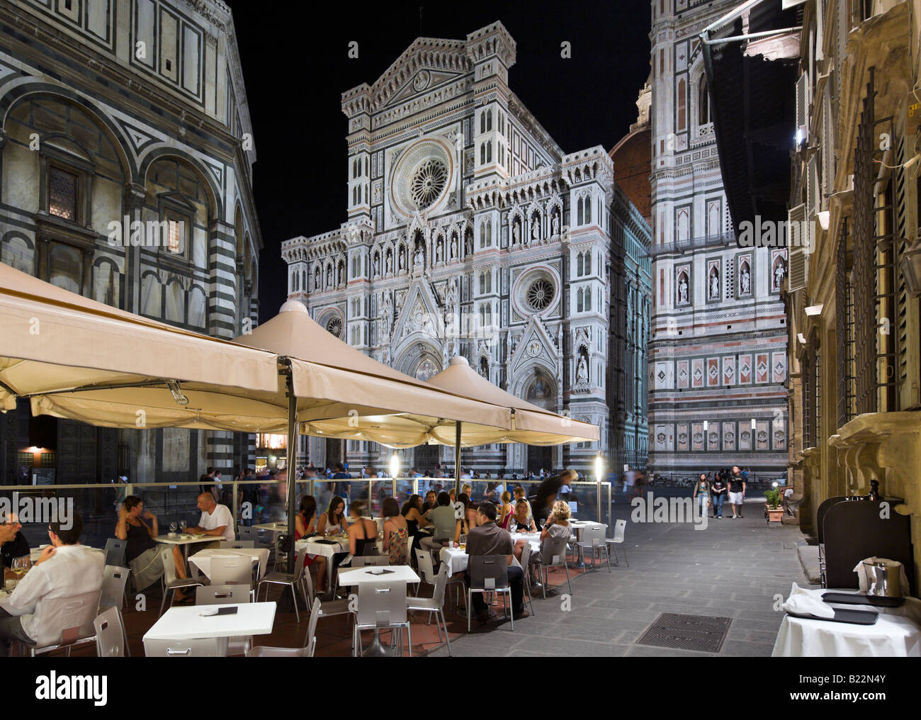 Straßencafé in der Nacht in Piazza San Giovanni mit Basilika di Santa Maria del Fiore, (der Dom), Florenz, Toskana, Italien Stockfoto