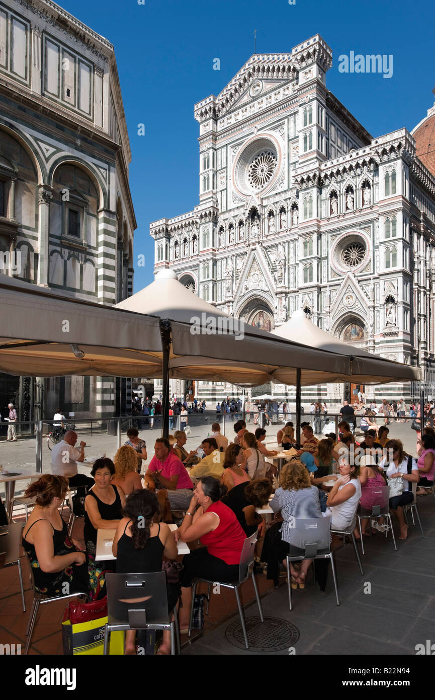 Straßencafé in der Piazza San Giovanni mit der Basilika di Santa Maria del Fiore, (der Dom), Florenz, Toskana, Italien Stockfoto