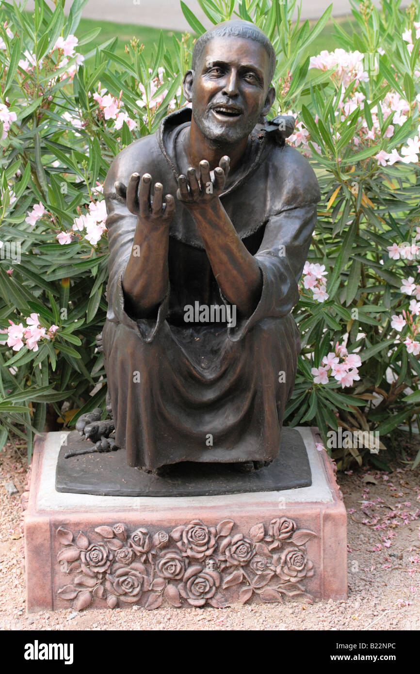 Bronzestatue des Heiligen Franziskus in den Garten der St. Marienkirche, Phoenix, Arizona, USA. Stockfoto