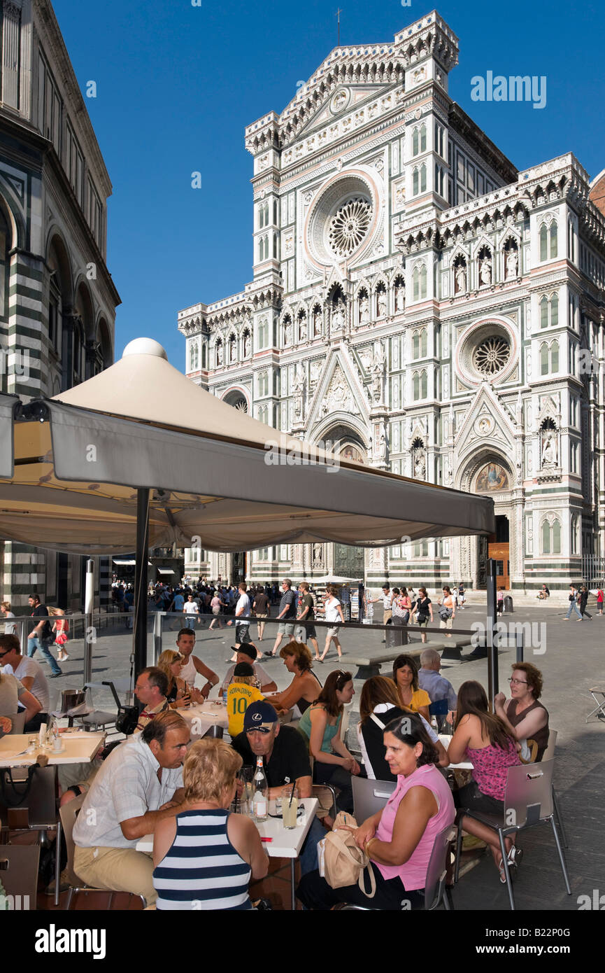 Straßencafé in der Piazza San Giovanni mit der Basilika di Santa Maria del Fiore, (der Dom), Florenz, Toskana, Italien Stockfoto