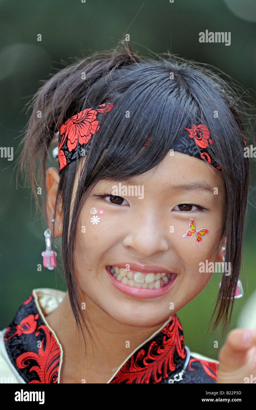 Japanisches Mädchen Stirnband mit bemaltem Gesicht bei Michinoku YOSAKOI  Festival Sendai, Japan Stockfotografie - Alamy