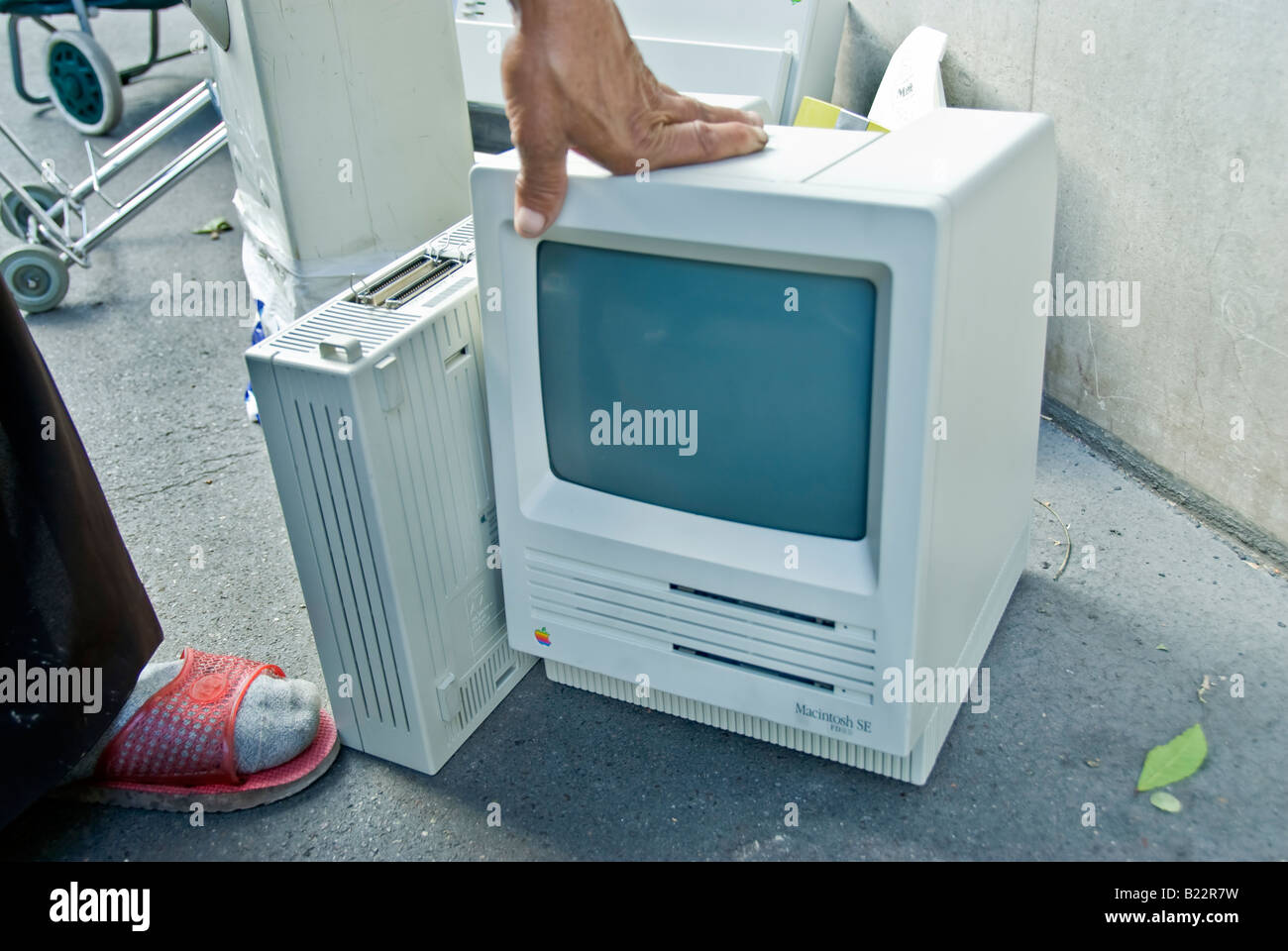 Umwelt MAC SE Computer geworfen für Müll auf der Straße 'Office Produkte ' Papierkorb veraltete 1980 s Stockfoto