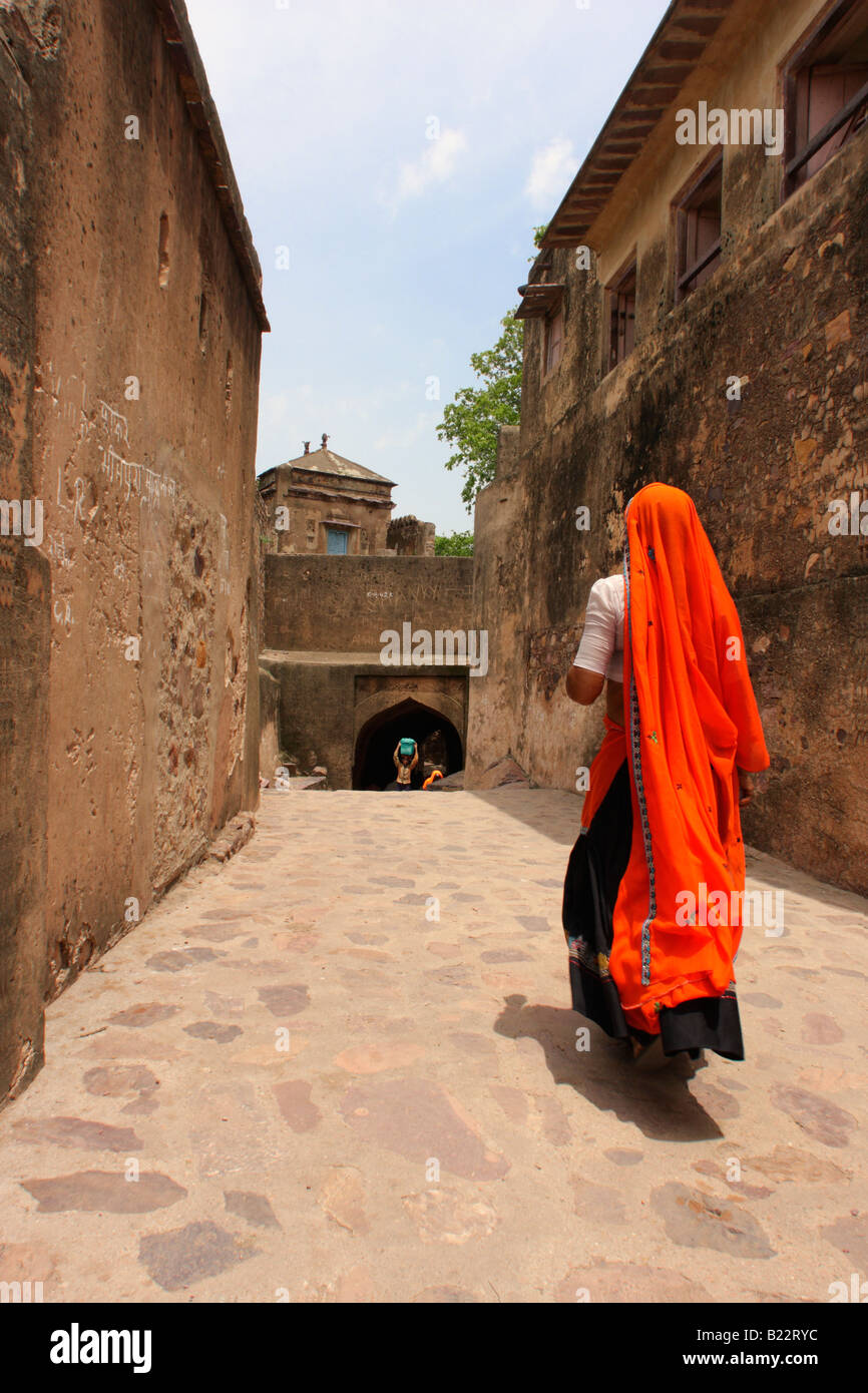 Rajasthani indische Frauen, die ihren Weg in Ranthambhore Fort Rajasthan, Indien. Stockfoto