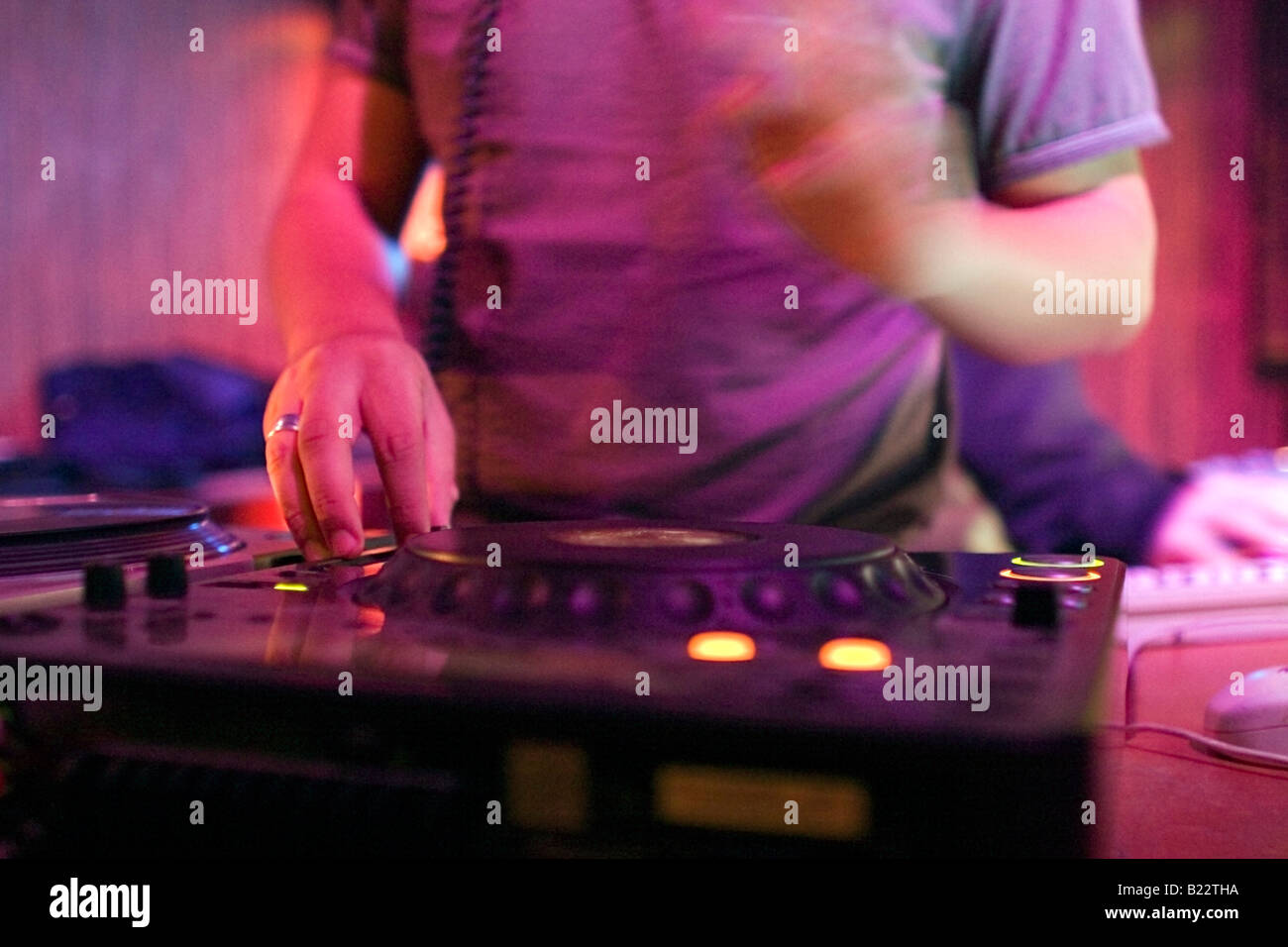 Bunte Nahaufnahme eines DJs Hände in Aktion mischen eine CD Stockfoto