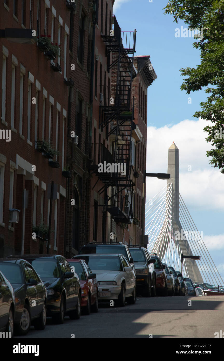 Die Leonard P. Zakim Bunker Hill Bridge im Hintergrund in die North End Boston, Massachusetts. Stockfoto