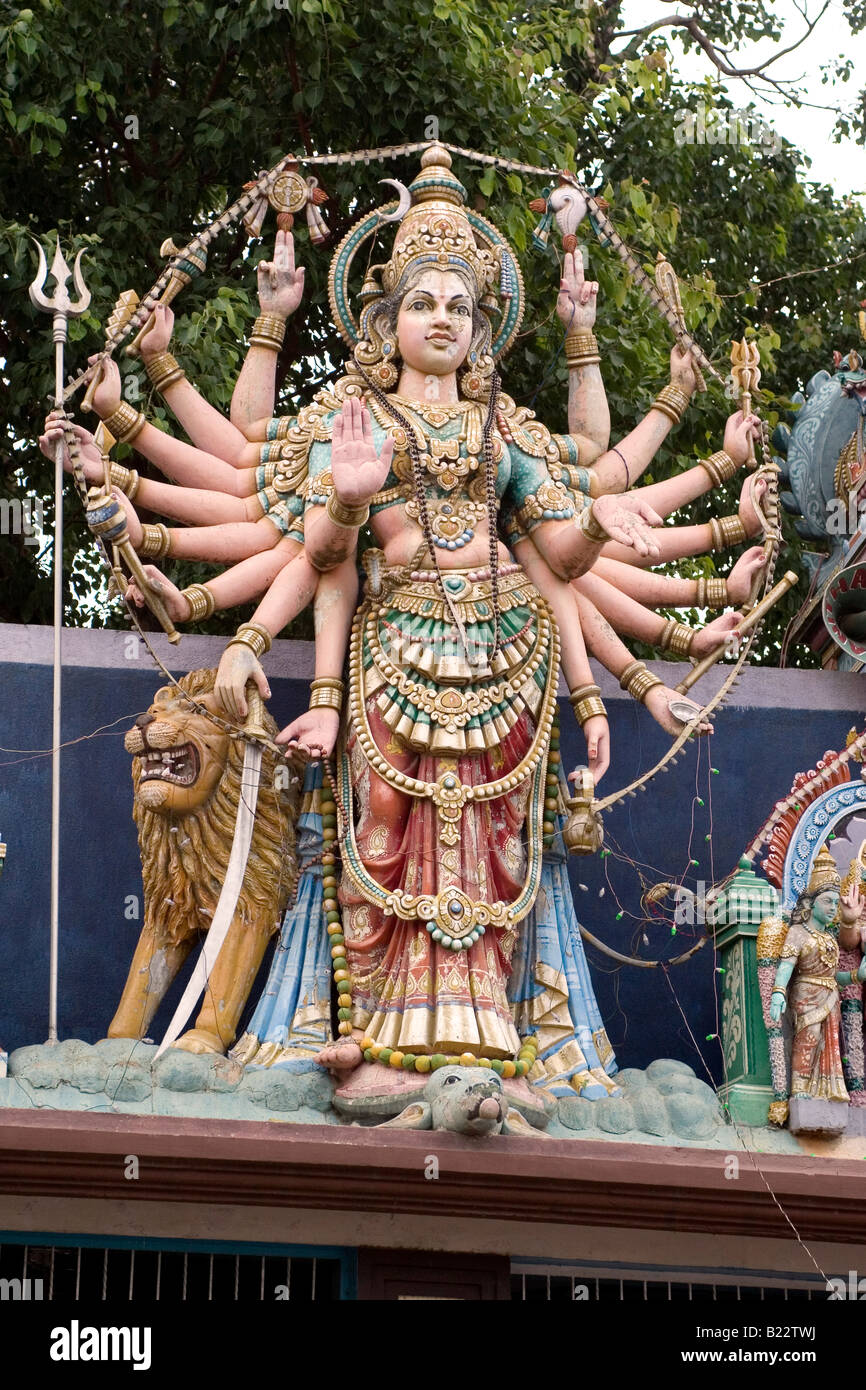 Pavarti, bewaffnet eine Multi Hindu-Göttin, steht auf dem Dach des Tempels in Bangalore. Ihr Fahrzeug ist ein Löwe. Stockfoto