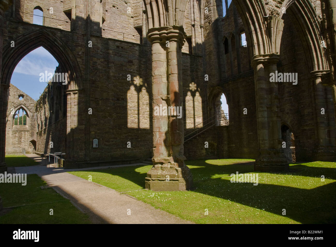 Im Norden Querschiff, Tintern Abbey, mit sonnigen Reflexionen an Wänden und zeigt die Nacht Treppe von den Mönchen genutzt. Stockfoto