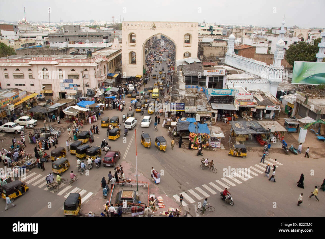 Verkehr in der Laad-Basar in Hyderabad, Indien. Fotografiert von der Charminar. Stockfoto