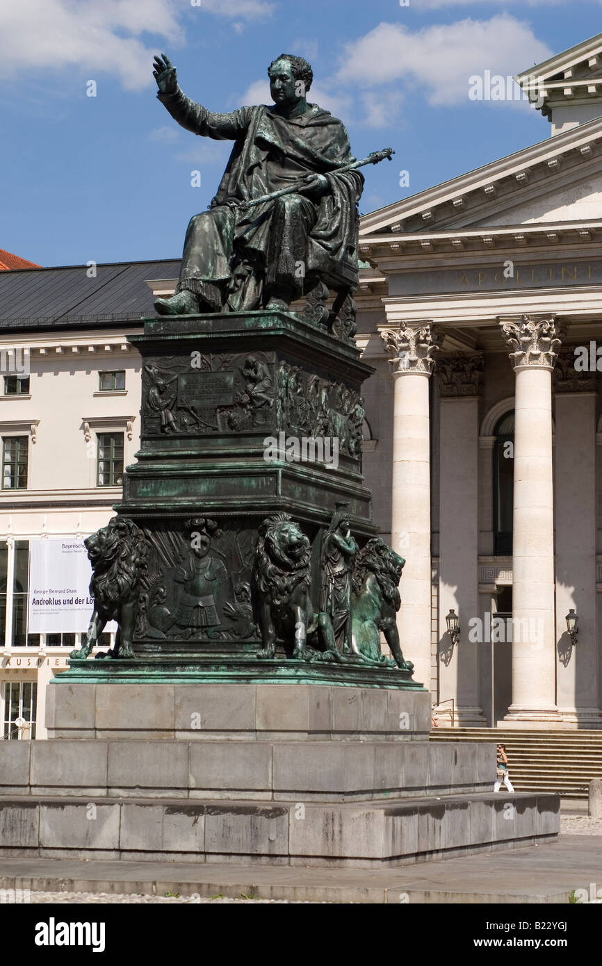 Die Statue von Bayerns erster König Max I Joseph am Max-Joseph-Platz in München. Es steht vor dem bayerischen Nationaltheater. Stockfoto