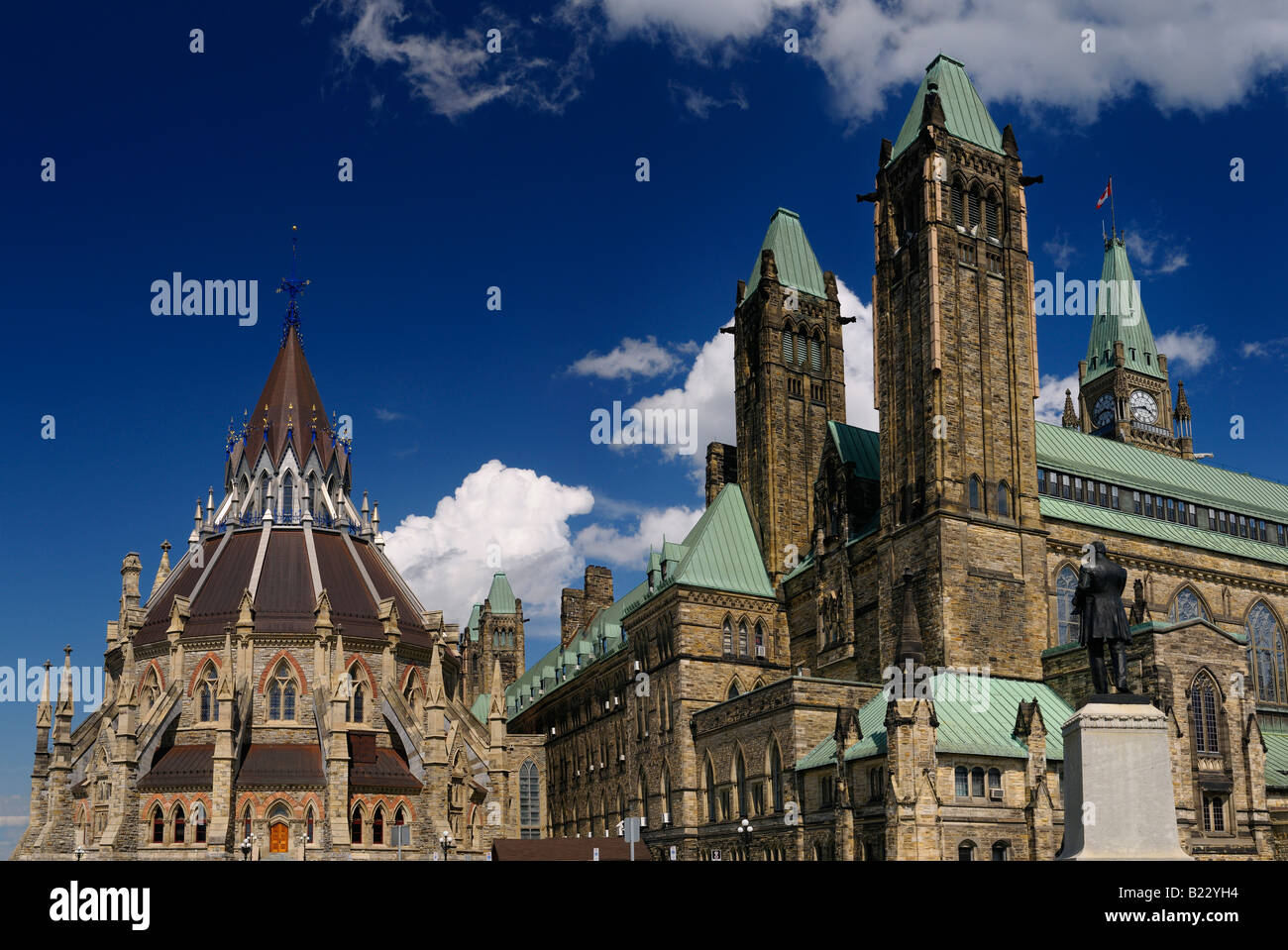 Nordecke des Gesetzgebers, Bund Center Block House Of Commons of Parliament Hill in Ottawa mit renovierten Bibliothek und blauer Himmel Stockfoto