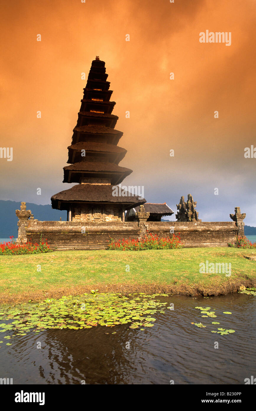 Tempel am Seeufer, Pura Ulun Danu Bratan, Lake Bratan, kleinen Sunda-Inseln, Bali, Indonesien Stockfoto