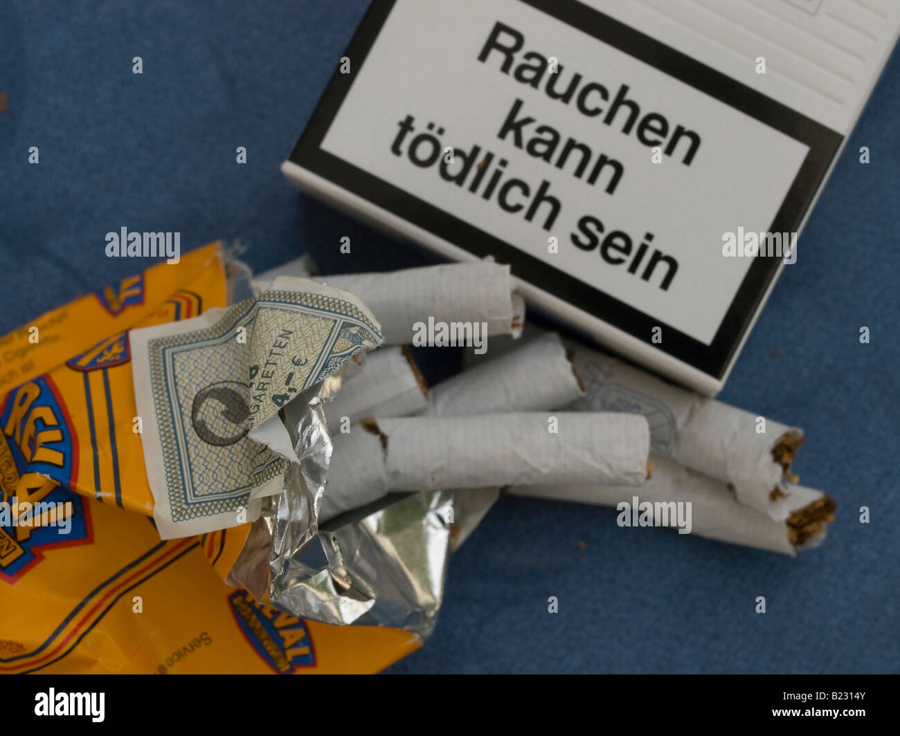 Rauchen zerstört Zigarettenschachtel und eine Box mit Beratung-Warnung für die Gefahr des Rauchens in deutscher Sprache-Rauchen kann tödlich sein Stockfoto