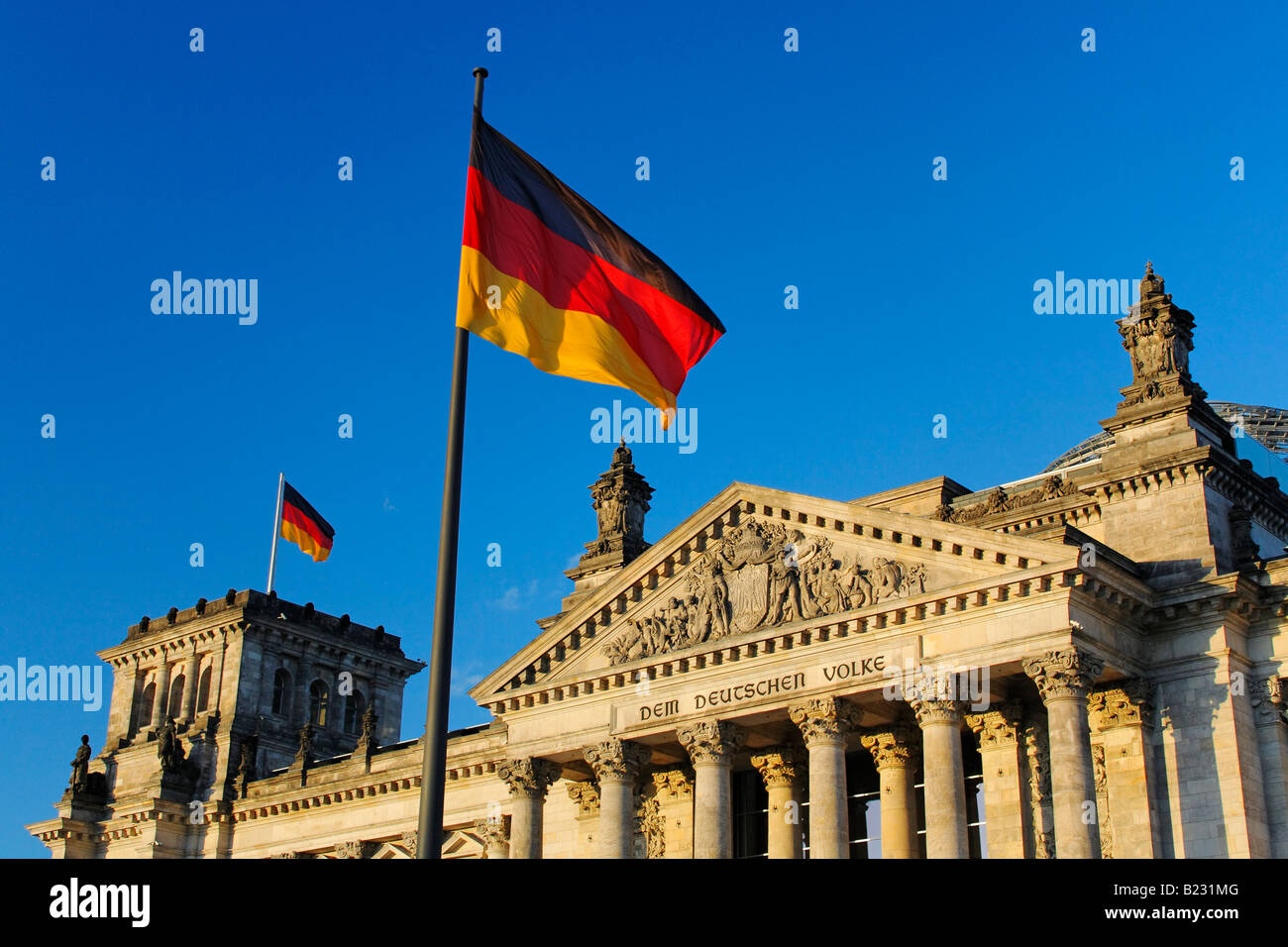 Deutsche Flagge flattern vor Parlamentsgebäude, den Reichstag, Berlin, Deutschland Stockfoto