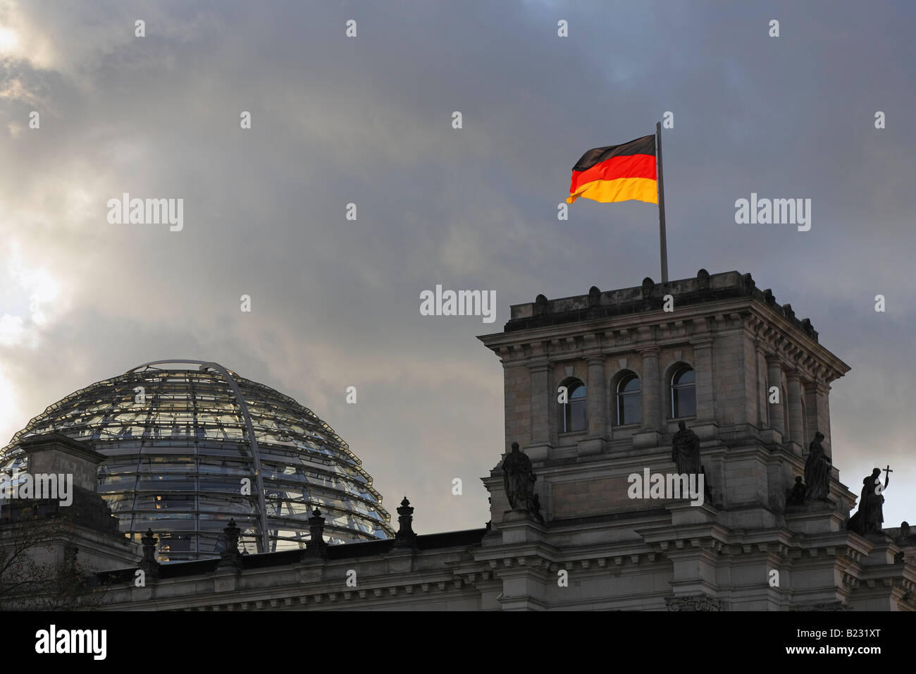Deutsche Flagge flattern am Parlamentsgebäude, den Reichstag, Berlin, Deutschland Stockfoto