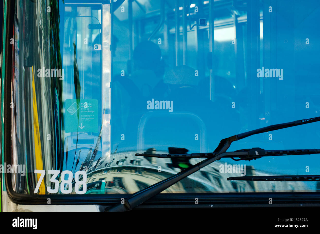 Bus-Windschutzscheibe und Reflexion von der Stadt Paris Stockfoto