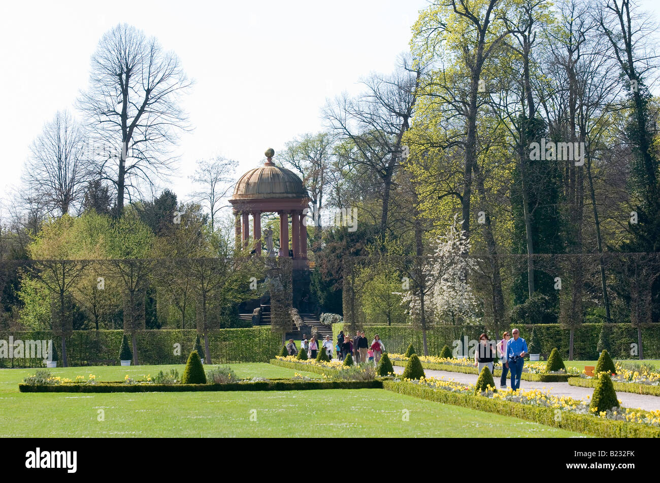 Gruppe von Touristen im formalen Garten Apollotempel Schwetzingen Deutschland Stockfoto