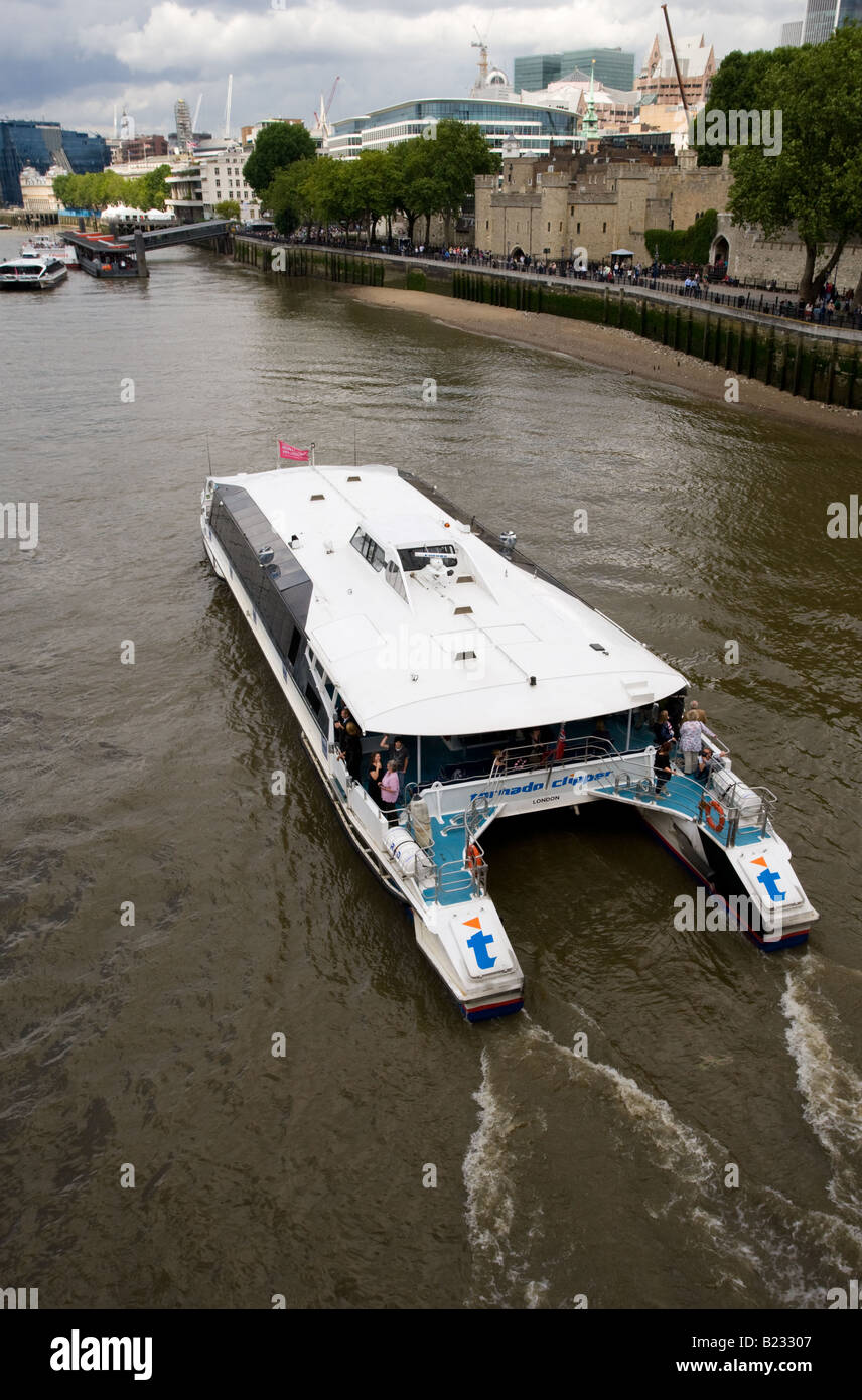 Fluss-Bus auf der Themse in London Stockfoto