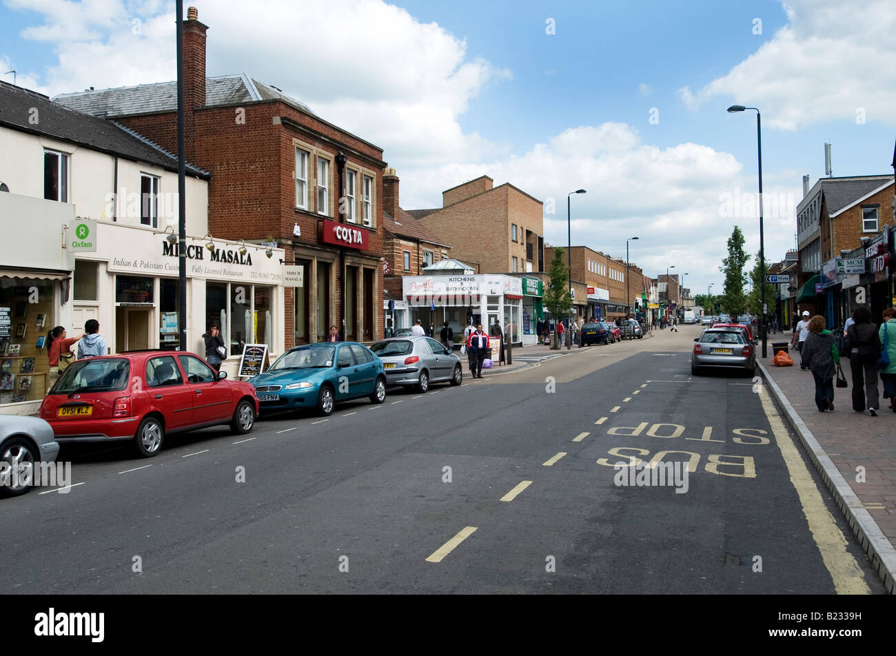 Die Cowley Road in Oxford ein Multi ethnischen Bereich der Universitätsstadt mit vielen Restaurants und Geschäften, alle Ankömmlinge zu bedienen Stockfoto