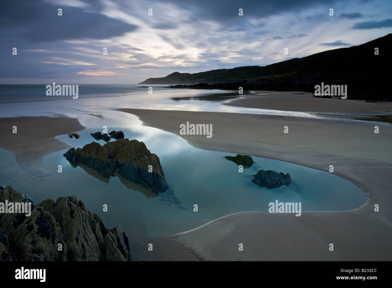 Abend senkt sich über einem verlassenen Combesgate Strand, Woolacombe, North Devon England Stockfoto