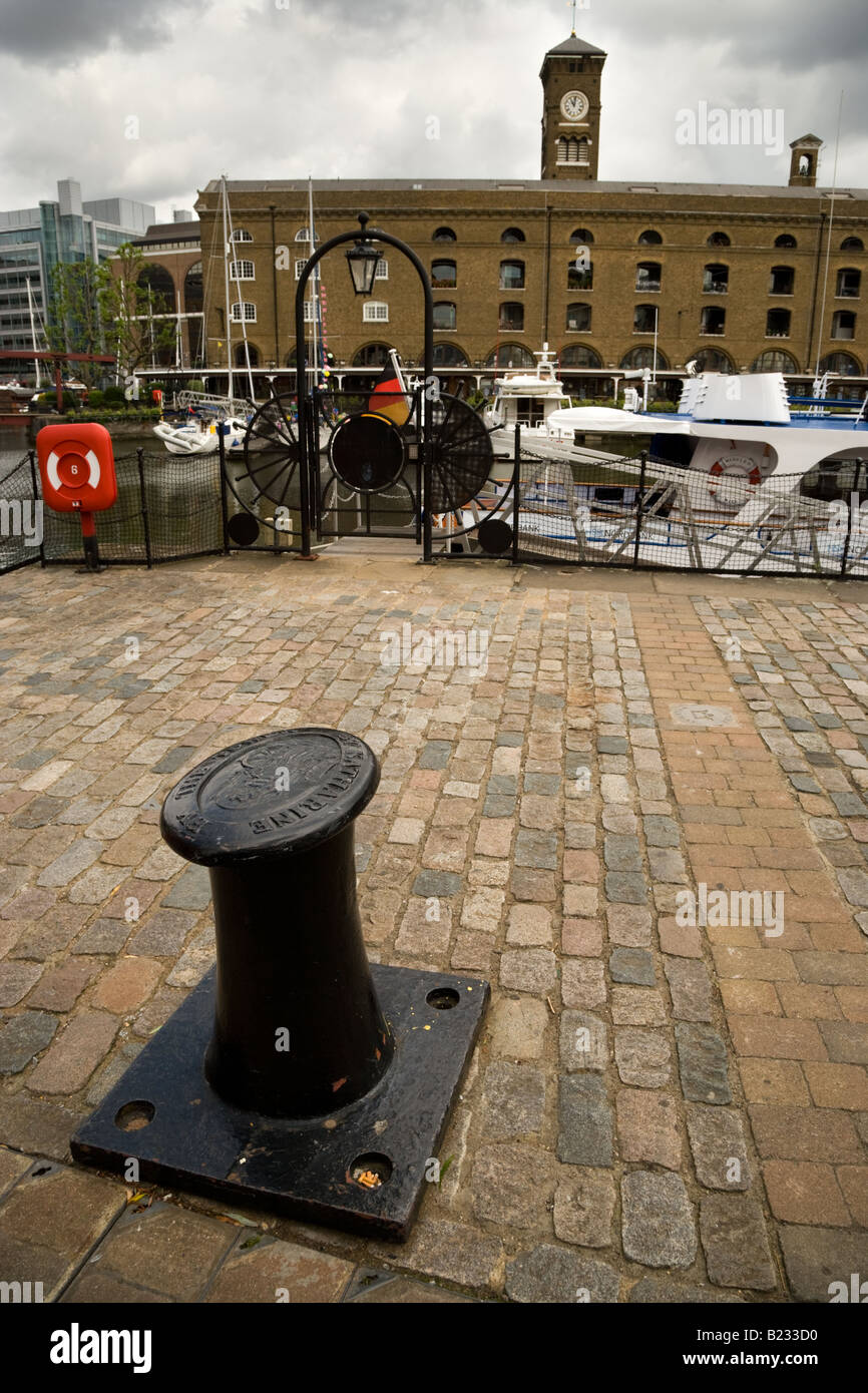 Post in St Katharine Dock Marina in London festmachen. Stockfoto