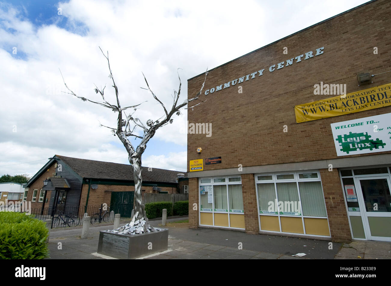 Das Gemeindezentrum in Blackbird Leys am Stadtrand von Oxford mit seiner Stahl-Statue, das Gebiet hat einen eher schlechten Ruf Stockfoto