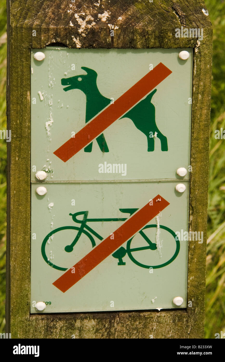 keine losen Hunde oder Radsport Anzeichen, Newport Feuchtgebiete, Gwent UK Stockfoto