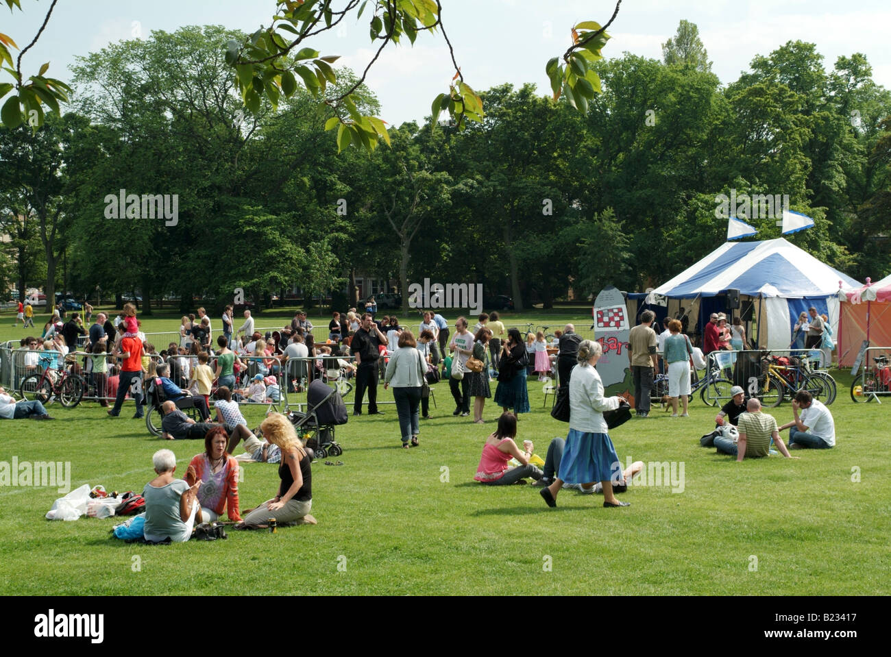 Menschen genießen die 2008 wiesen Festival, Edinburgh Stockfoto