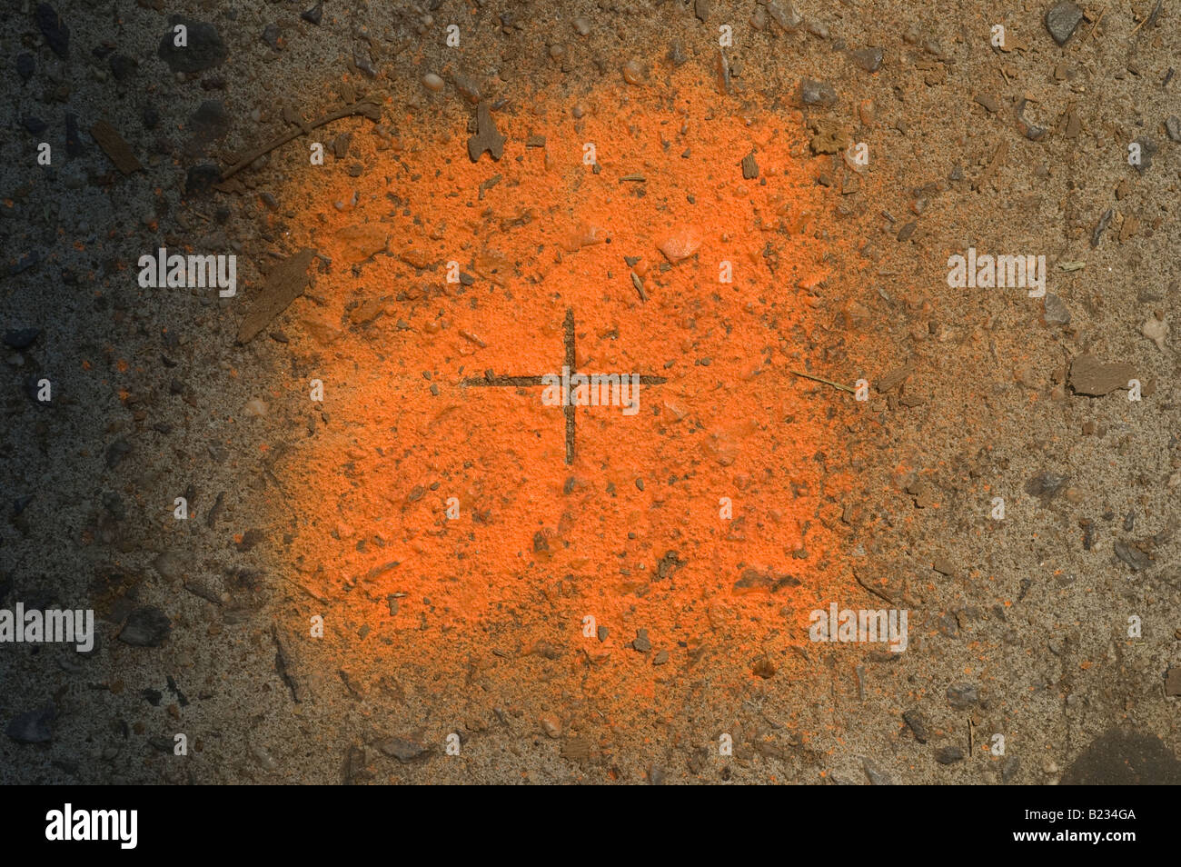 Nahaufnahme von orange Farbe mit einem Landvermesser s Mark auf einem Konglomerat konkrete Bürgersteig Stockfoto