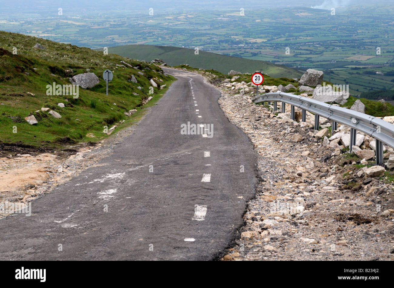 schlechte Straße Stand der Reparatur Bergstraße am Mount Leinster Grafschaft Carlow Irland Rand getragen erodiert entfernt Stockfoto