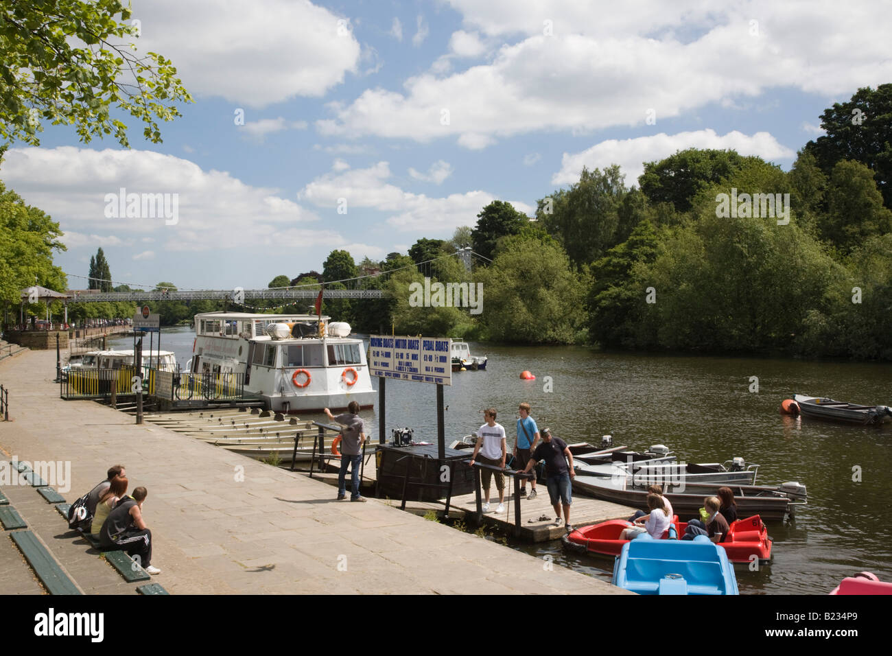 Showboat am Fluss Dee mit Miete Boote und Menschen am Ufer im Sommer. Chester Cheshire England Großbritannien Stockfoto