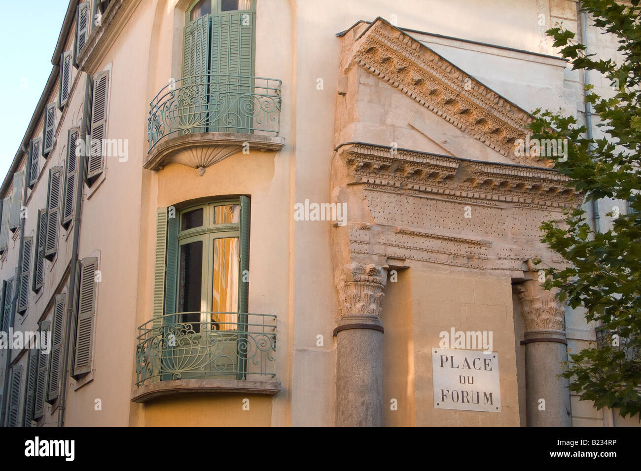 Teil eines ursprünglichen römischen Tempels bleibt stehen in einem modernen Gebäude im Place du Forum in Arles in der Provence Frankreich Stockfoto